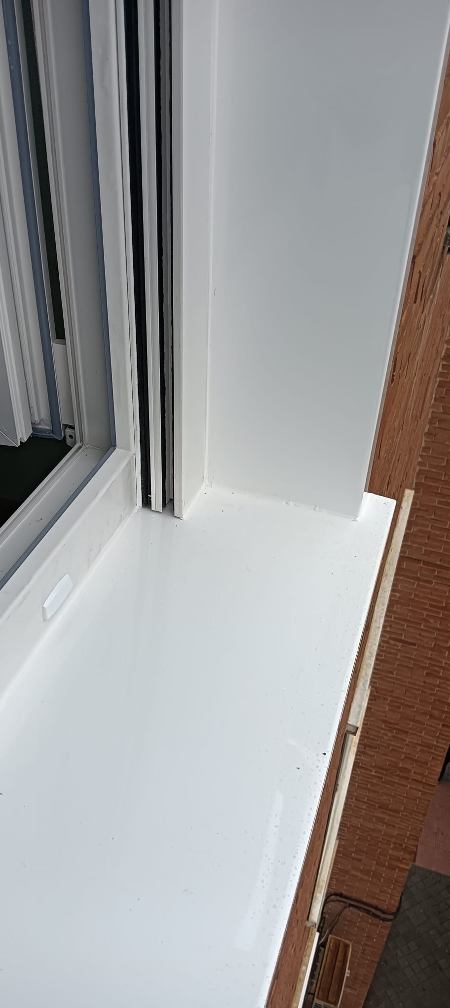 VENTANAS VIVIENDA CON EMBOCADURA DE CHAPA POR LA PARTE EXTERIOR